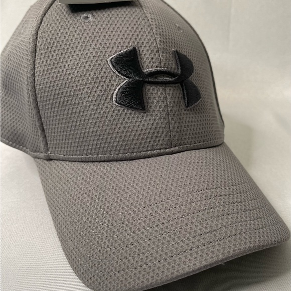 Men’s  M/L Pitch Gray / Black Under Armour Cap - Picture 1 of 10